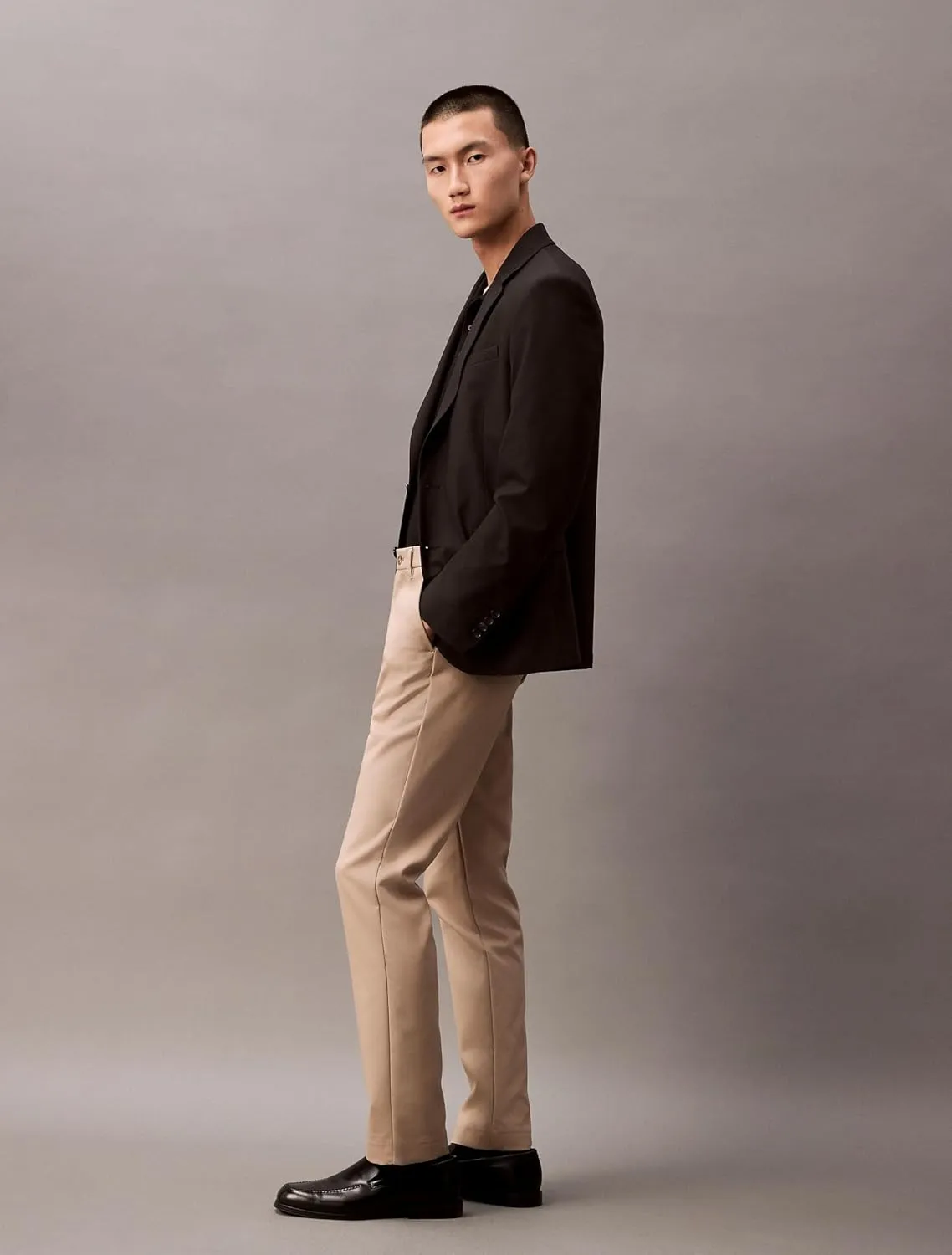 Calvin Klein Men's Modern Stretch Wrinkle Resistant Chino Pants in Slim Fit