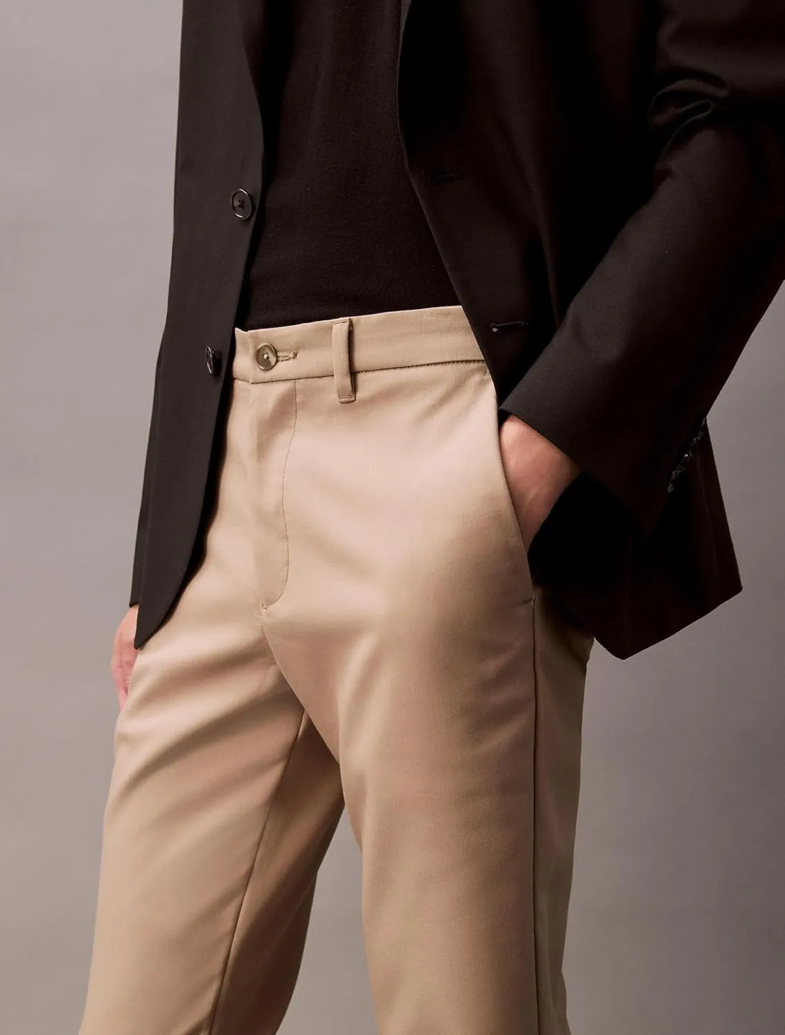 Calvin Klein Men's Modern Stretch Wrinkle Resistant Chino Pants in Slim Fit