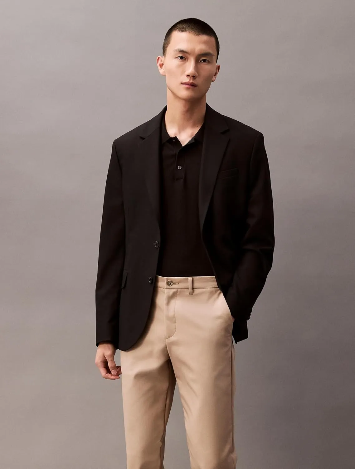 Calvin Klein Men's Modern Stretch Wrinkle Resistant Chino Pants in Slim Fit