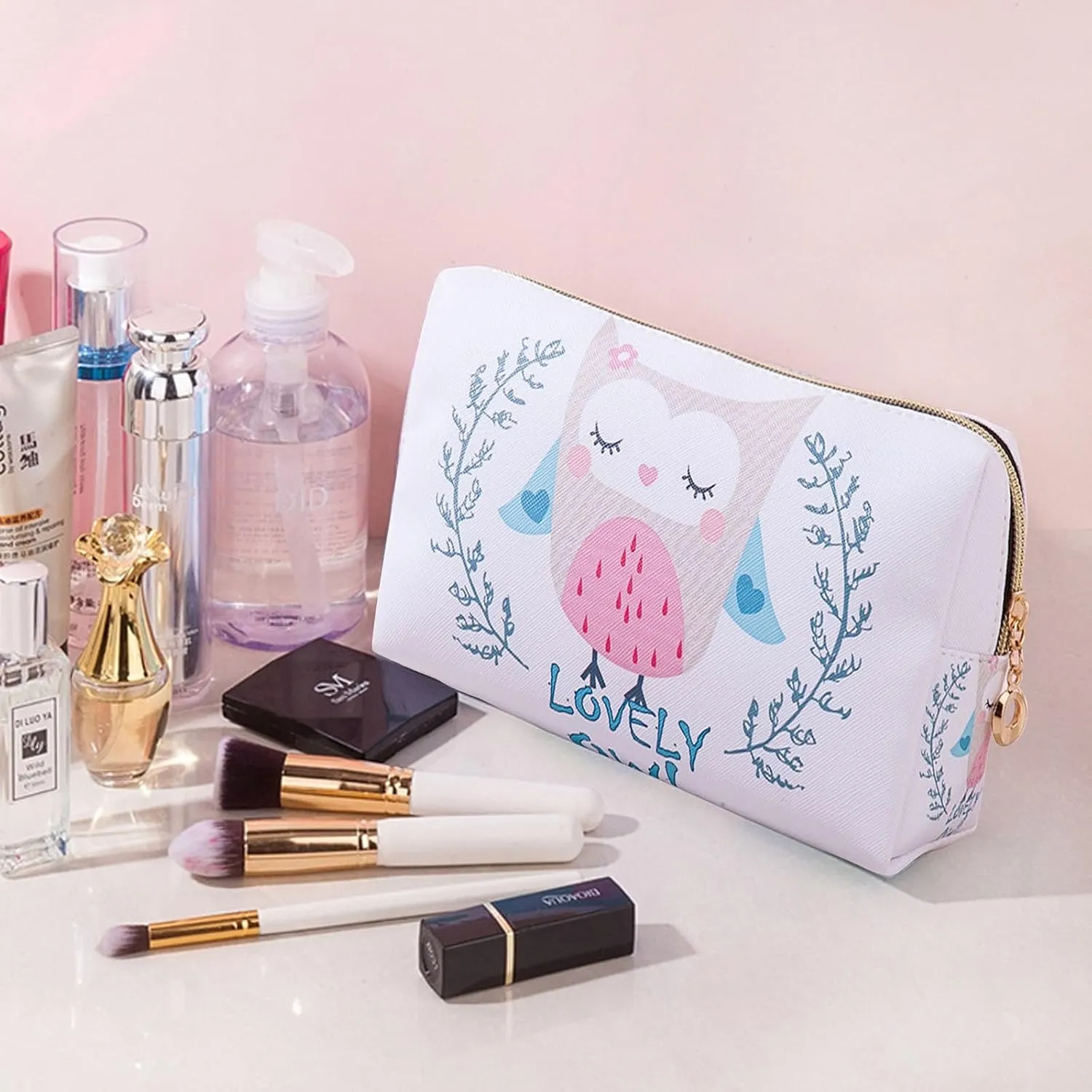 Stylish Cosmetic Bag Your Versatile Travel Companion for Organizing Makeup and Toiletries Effortlessly. Elegant Design, Durable Material, and Spacious Capacity for All Your Beauty Essentials.