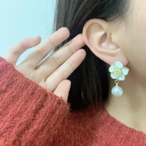 Vintage Camellia Flower Pearl Earrings for Women Classic Floral Pearl Stud Earrings Party Jewelry
